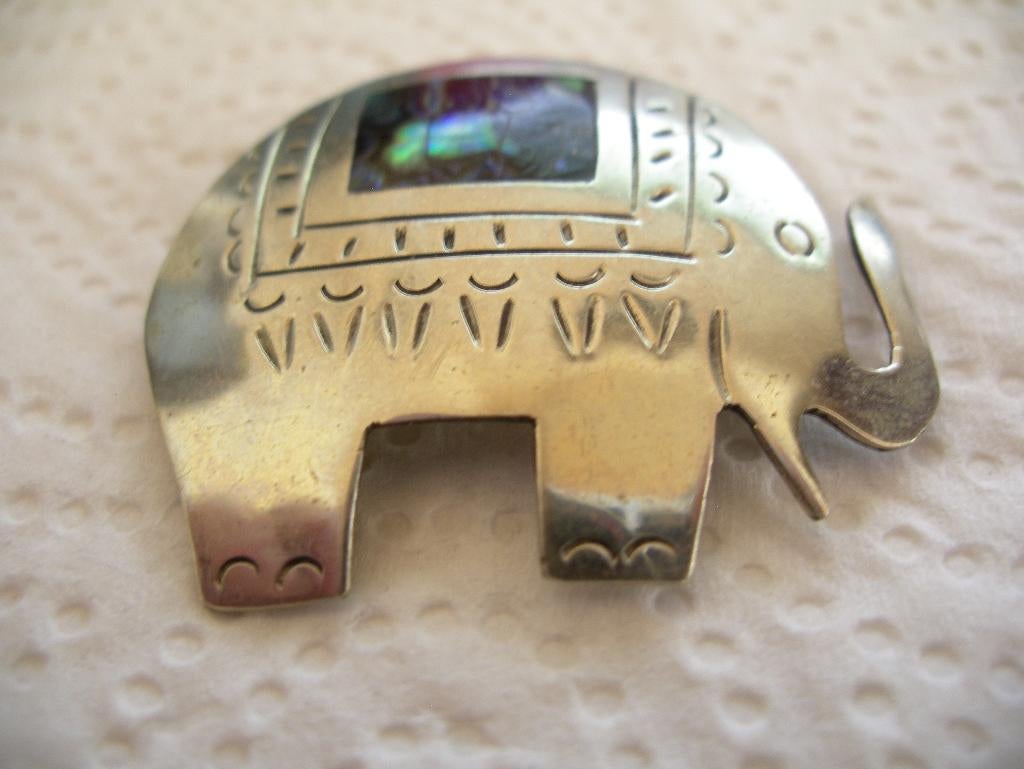 Een mooie Grote Alpaca Olifant Broche met Aibalone Schelp, Sieraden, Tassen en Uiterlijk, Antieke sieraden, Verzenden, Zilver