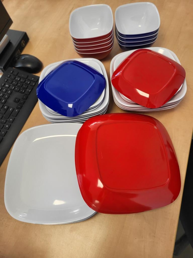 Guzzini servies rood wit en blauw wit., Caravans en Kamperen, Kampeeraccessoires, Ophalen of Verzenden, Zo goed als nieuw