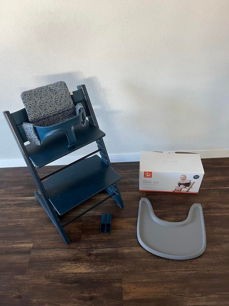 Stokke Tripp Trapp stoel met babyset en tafelblad, Kinderen en Baby's, Kinderstoelen, Ophalen, Gebruikt, Meegroeistoel, Aanschuifbaar