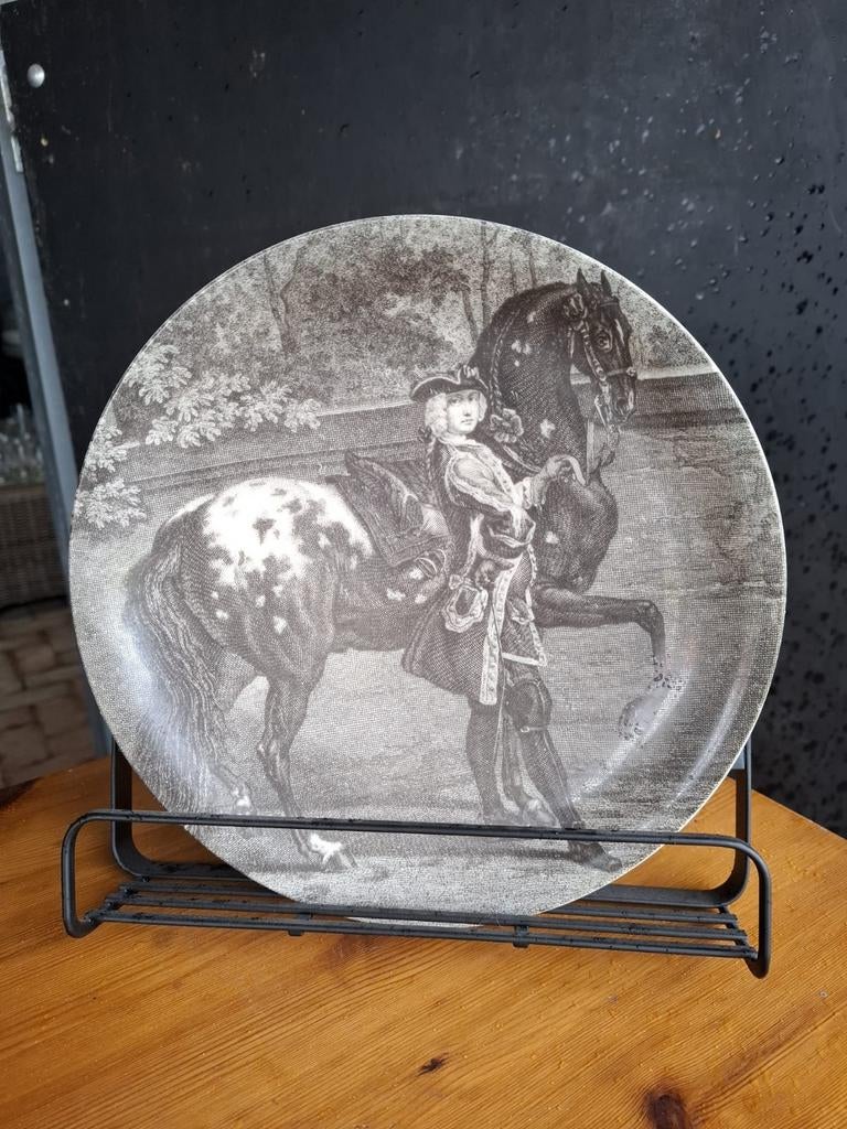 Groot  porseleinen bord - Spaans paard met ruiter, Ophalen