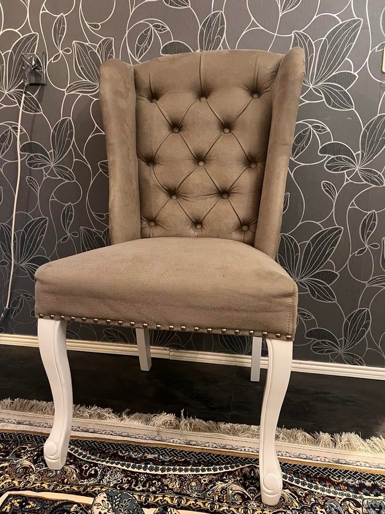 4 suède eetkamerstoelen met chesterfield knopen en ring, Huis en Inrichting, Stoelen, Ophalen, Bruin, Zo goed als nieuw, Vier