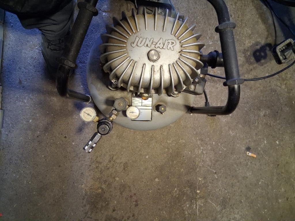 Compressor Jun-air, Ophalen, Gebruikt, 6 tot 10 bar, Minder dan 200 liter/min