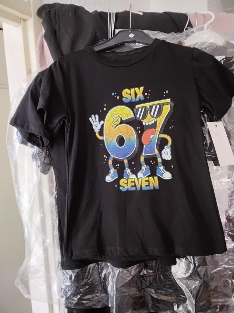 Zwart T-shirt met 'SIX SEVEN' print - Maat 122, Kinderen en Baby's, Kinderkleding | Maat 122, Jongen of Meisje, Nieuw, Ophalen of Verzenden