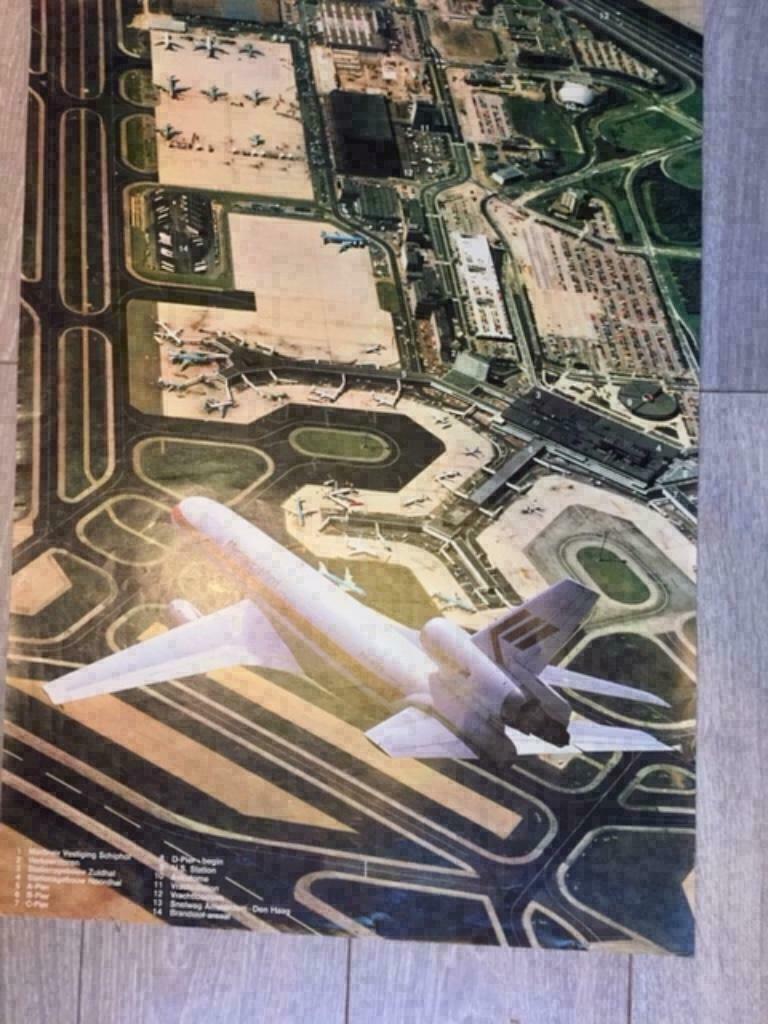 Martinair DC-10 poster boven Schiphol., Verzamelen, Luchtvaart en Vliegtuigspotten, Ophalen of Verzenden, Zo goed als nieuw, Kaart, Foto of Prent