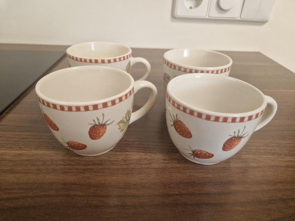 JET ter Steege servies 4 kopjes aarbei, Huis en Inrichting, Keuken | Servies, Ophalen of Verzenden, Zo goed als nieuw, Overige stijlen