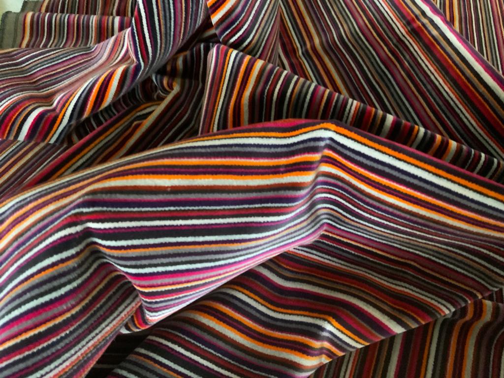 Zware velours meubelstof. Metrage circa € 22 meter nu voor, Ophalen, 25 tot 50 m², Paars, Landelijk, klassiek, hotelchique, kleurrijke interieurs