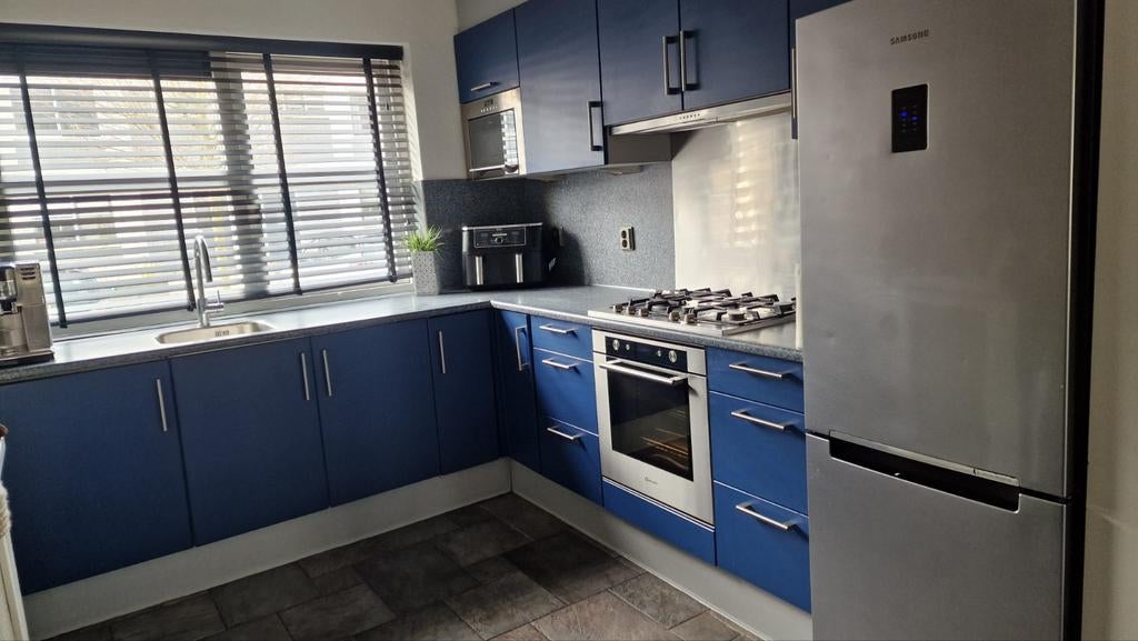 Complete keuken met oven, kookplaat, magnetron en koelkast, Gebruikt, Blauw, Hoekkeuken, Ophalen of Verzenden