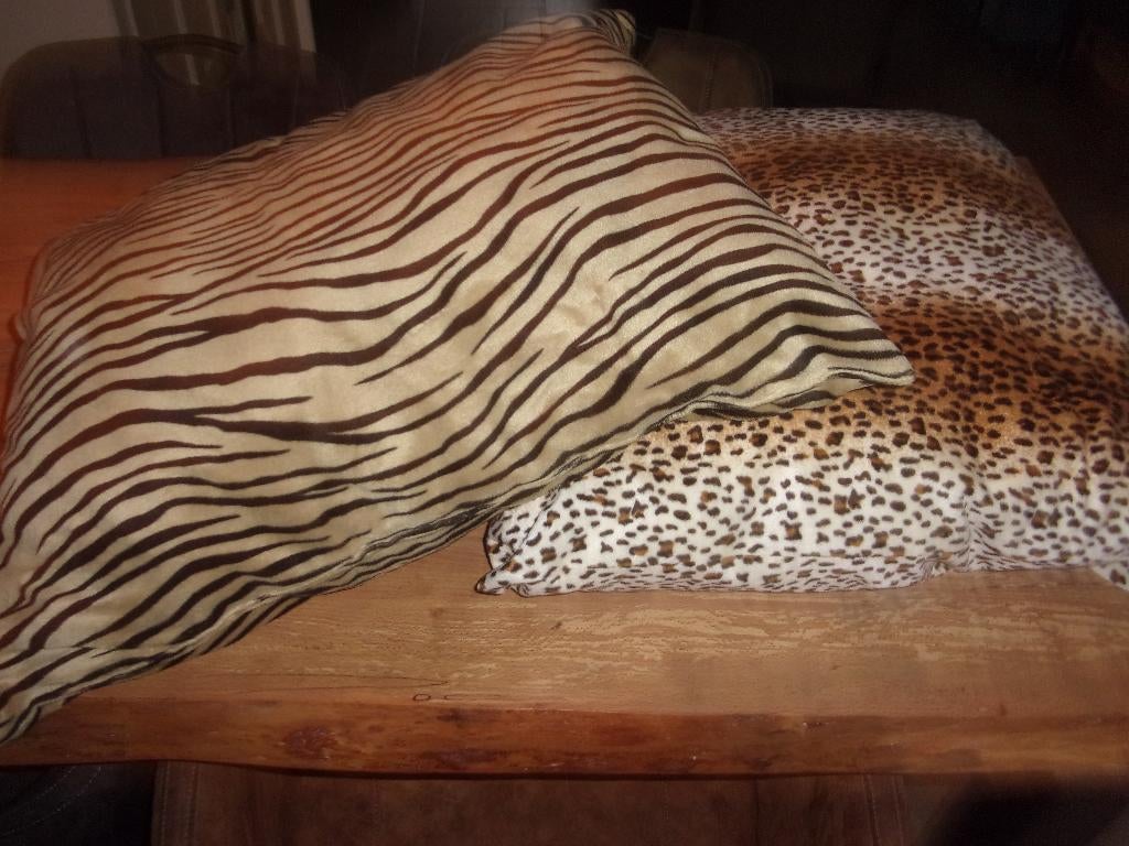 2 grote woonkussens / sierkussens , dierenprint, Huis en Inrichting, Woonaccessoires | Kussens, Ophalen of Verzenden, Gebruikt