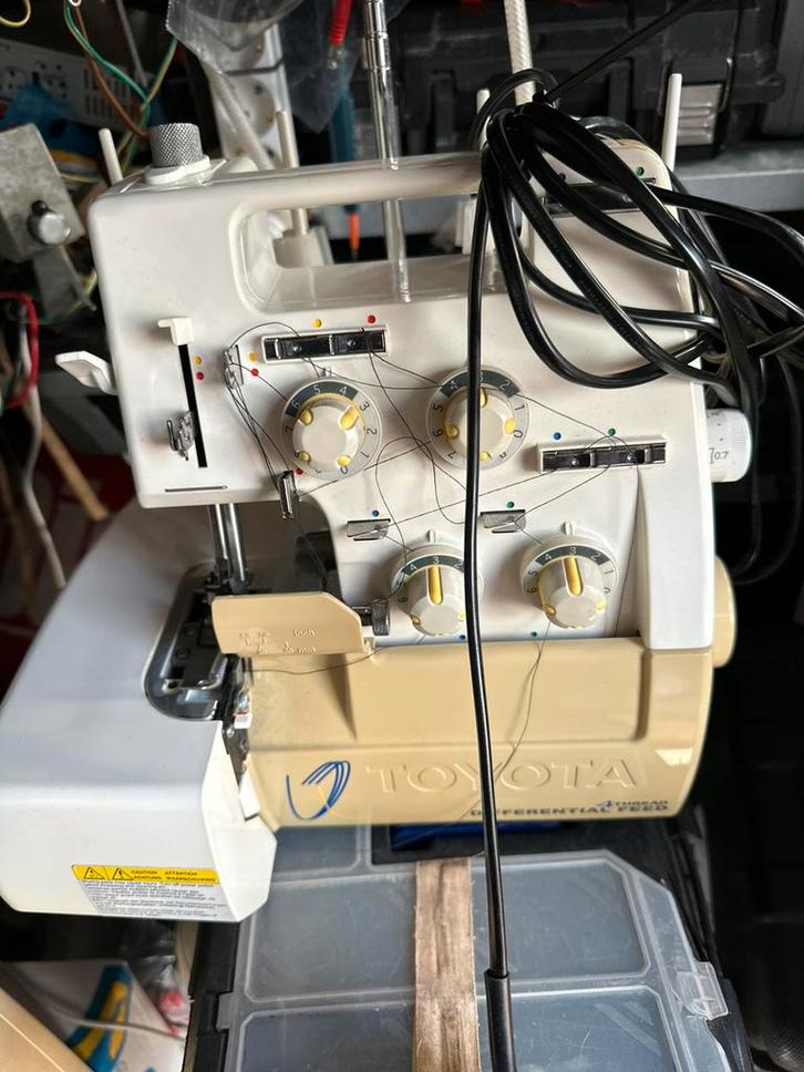 Toyota SL3335 lockmachine, Hobby en Vrije tijd, Naaimachines en Toebehoren, Zo goed als nieuw, Lockmachine, Overige merken, Ophalen of Verzenden