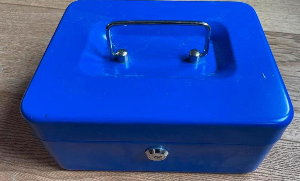 Metalen geldkistje kistje gelddoosje doosje spaarpot 16x20x9, Verzamelen, Spaarpotten, Ophalen of Verzenden, Zo goed als nieuw