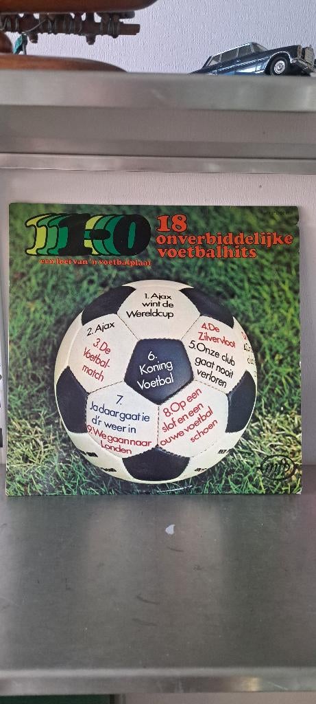 lp 18 Onverbiddelijke voetbalhits (Z251-30), Ophalen of Verzenden, Zo goed als nieuw, 12 inch, Pop