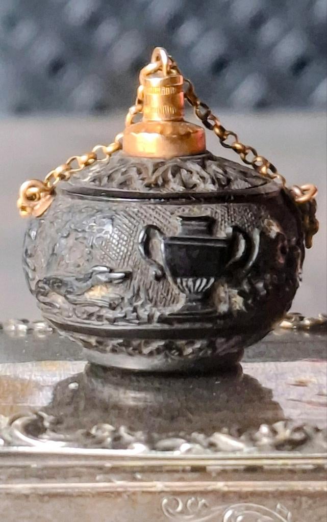 Miniatuur kruitvat gesneden van een walnoot met goud 1810, Antiek en Kunst, Antiek | Goud en Zilver, Goud, Ophalen of Verzenden