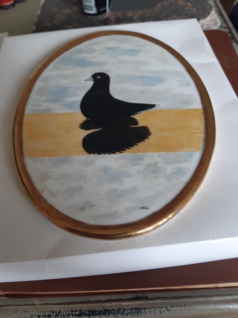 porselein schilderijtje met oudhollandse witstaart, Meerdere dieren, Tuimelaar of Roller