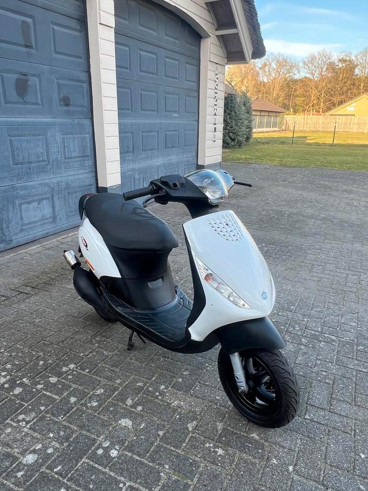 Piaggio Zip 2 takt 50cc nieuwstaat, Fietsen en Brommers, Scooters | Piaggio, Zo goed als nieuw, Zip, Benzine, Ophalen