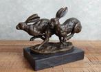 Bronzen beeld van twee rennende Hazen op Marmeren Sokkel, Ophalen of Verzenden