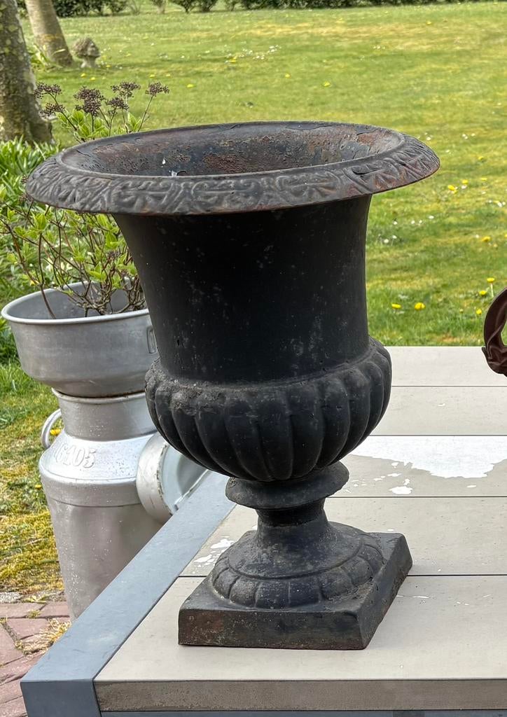 Zwarte ijzerbloempot 2 stuks, Ophalen, Kunststof, Rond, Zo goed als nieuw