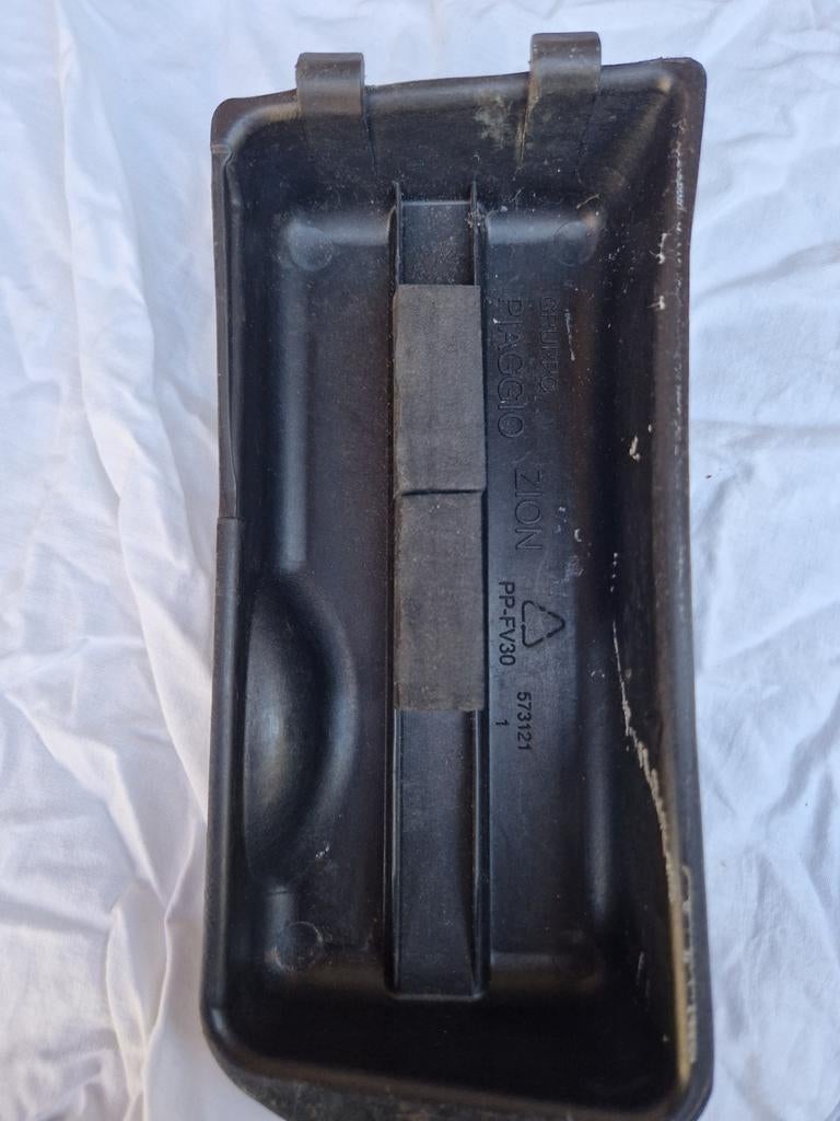 Vespa LX50 deksel accubak onder zadel, Ophalen