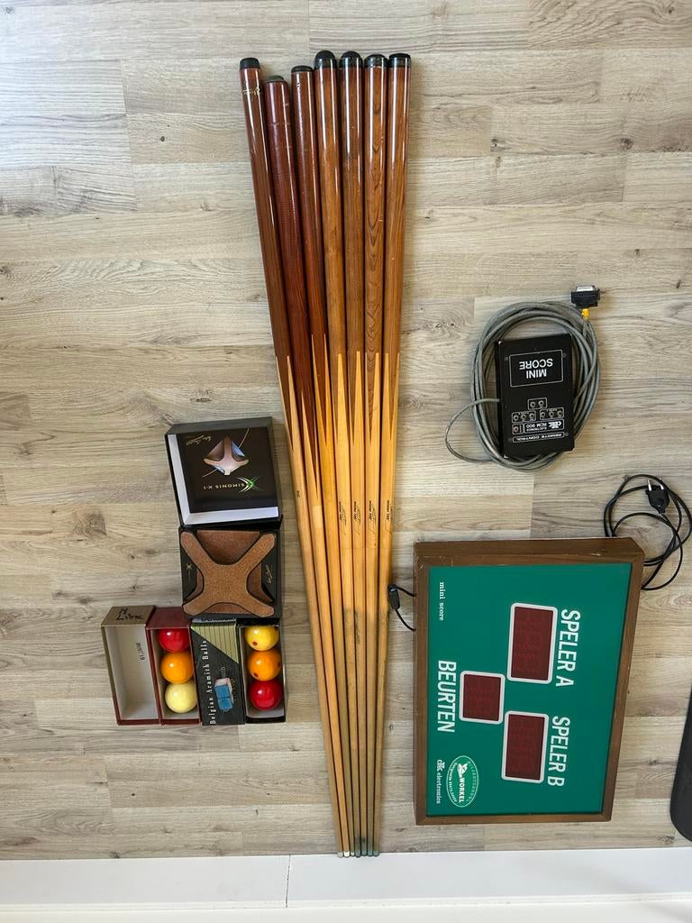 Complete biljart set –keuen, scorebord, ballen & accessoires, Ophalen of Verzenden, Gebruikt, Biljarttafel