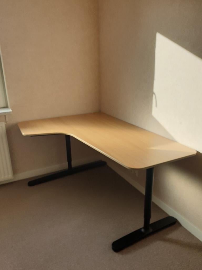 Houten hoekbureau met zwarte poten, Huis en Inrichting, Bureaus, Ophalen, 160 cm, In hoogte verstelbaar, Hout