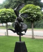 Bronzenbeelden-winkel Gekke haas op bronzen sokkel, Ophalen of Verzenden, Nieuw, Overige materialen