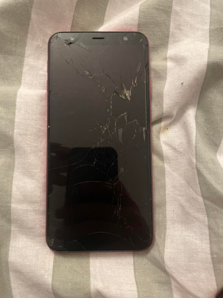 Kapotte Samsung telefoon - voor onderdelen of reparatie €20, Telecommunicatie, Mobiele telefoons | Samsung, Ophalen, Overige modellen