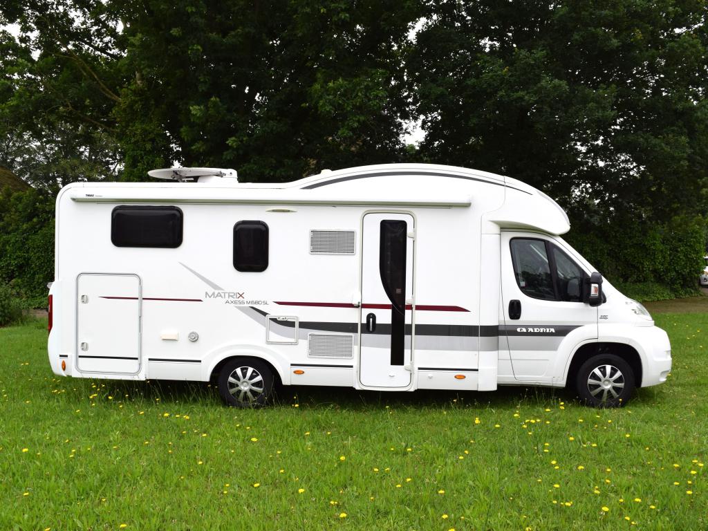 Adria Matrix Axess M 680 SL 5 persoons Enkelbeden en Hefbed, Bedrijf, Adria, Tot en met 5, Luifel