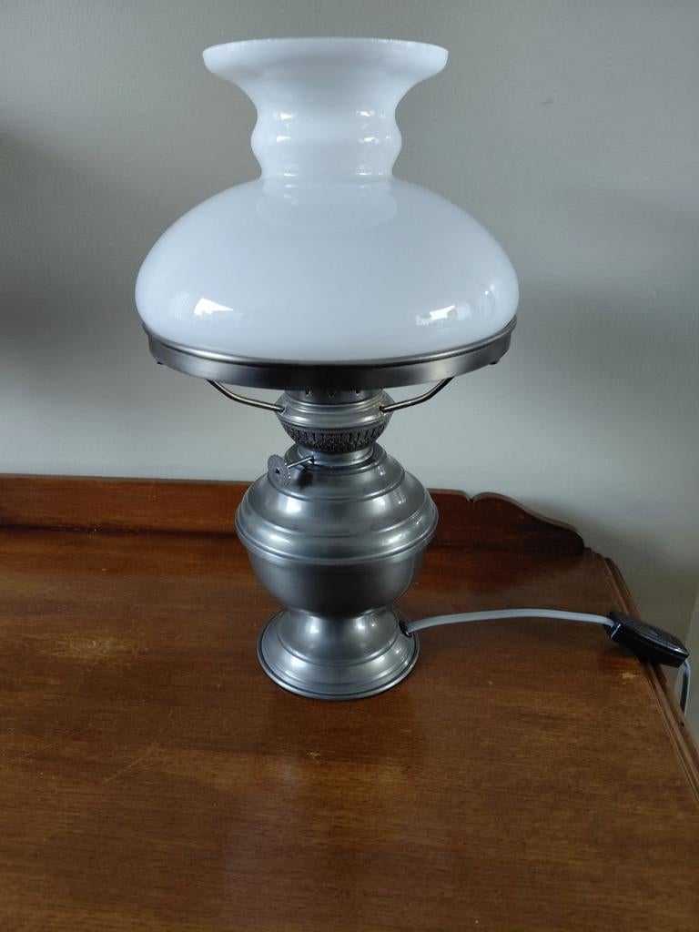 Tinnen schemerlamp met witte glazen kap, Antiek en Kunst, Antiek | Lampen, Ophalen of Verzenden