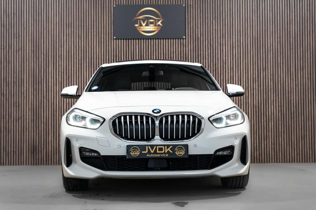 BMW 1-serie 116i M Sport LED NAVI PANO CAMERA, Gebruikt, Wit, Bedrijf, 3 cilinders