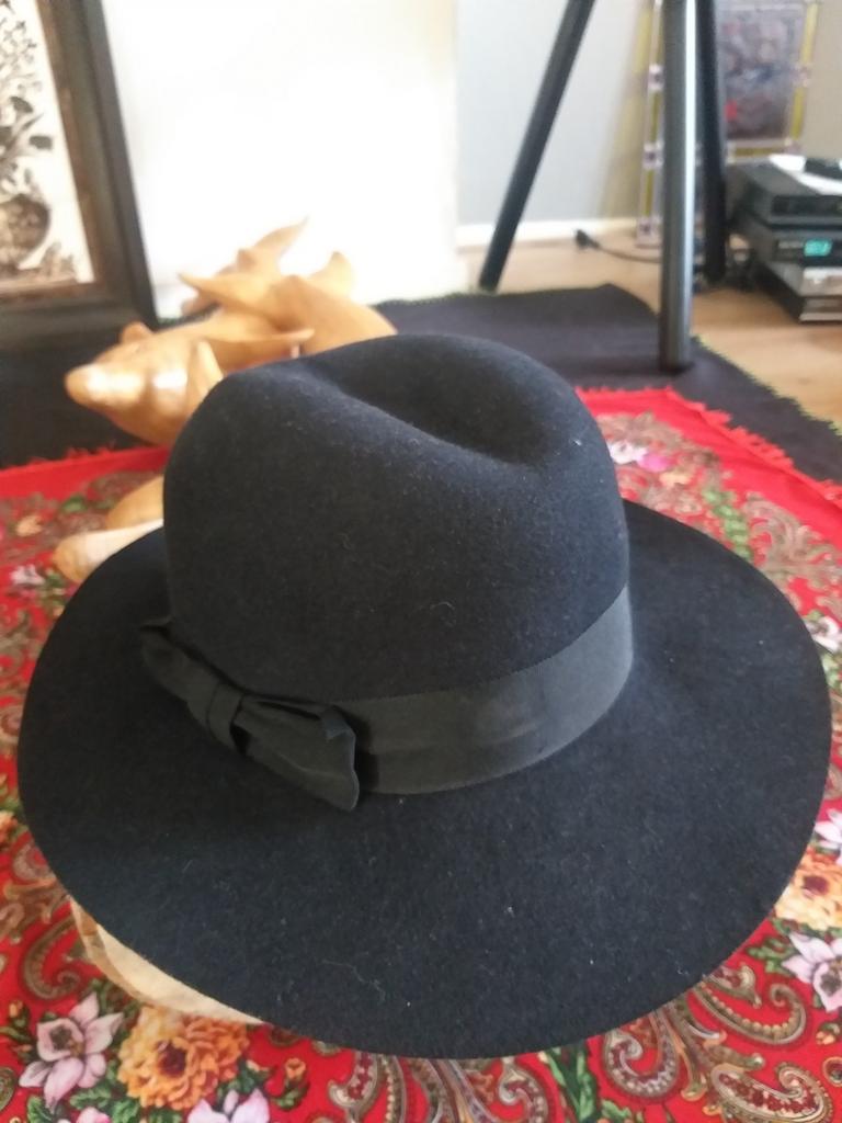 HOED''DAMES,,Britse mooie zwarte dames'hoed,,,made in London, Ophalen of Verzenden, Zo goed als nieuw