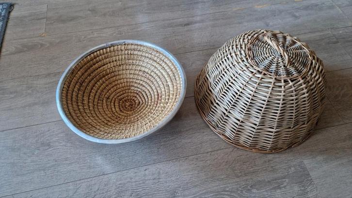 manden, 2 stuks, Huis en Inrichting, Woonaccessoires | Schalen en Manden, Zo goed als nieuw, Rond, Riet, Ophalen