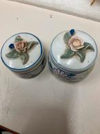 Twee kleine Chinese potjes met bloemdecoratie, Antiek en Kunst, Ophalen of Verzenden