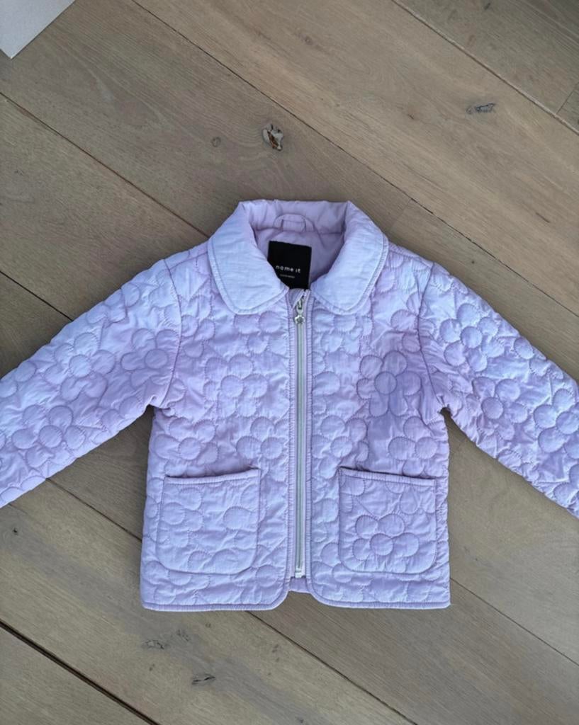 Quilted tussenjas/zomerjas Name It lila met bloemen maat 104, Ophalen, Zo goed als nieuw, Meisje, Jas