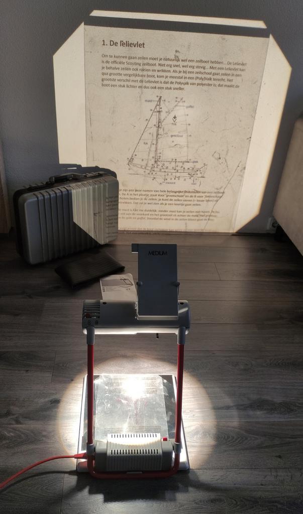 MEDIUM TRAVELLER 3 PORTABLE OVERHEADS PROJECTOR in KOFFER, Audio, Tv en Foto, Beamers, Ultra HD (4K), Ophalen of Verzenden