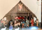 Antieke kerststal met  kerstgroep 20 beeldjes en houten stal, Ophalen