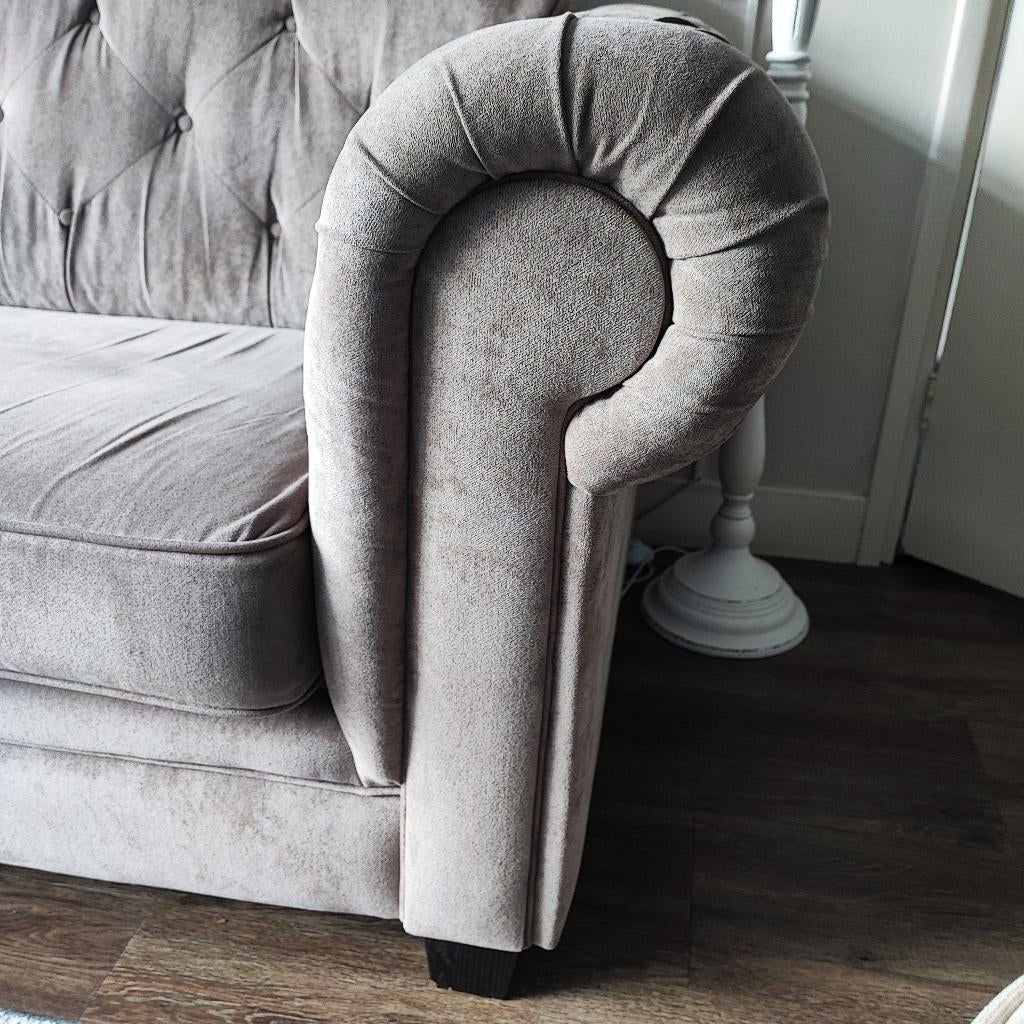 BANK 4 ZITS, model Chesterfield in kleur taupe, Huis en Inrichting, Banken | Bankstellen, Ophalen, 250 tot 300 cm, Gebruikt, 75 tot 100 cm