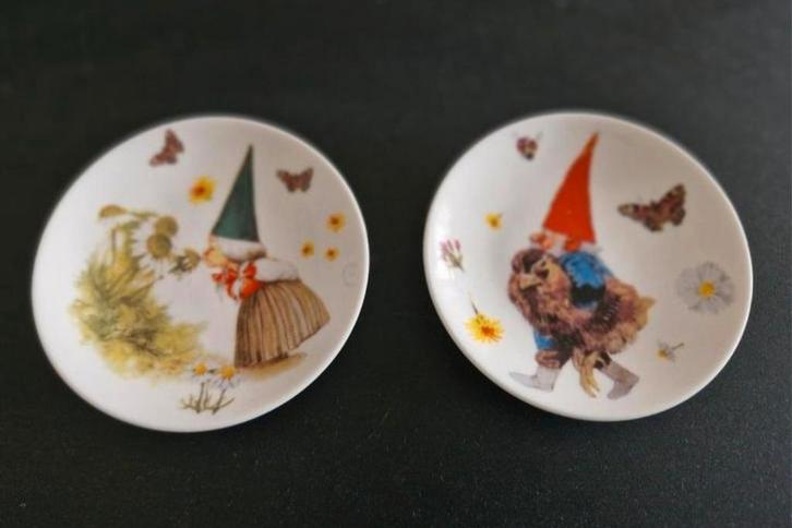 Twee Petit Fours bordjes David de Kabouter, Huis en Inrichting, Keuken | Servies, Zo goed als nieuw, Bord(en), Overige stijlen