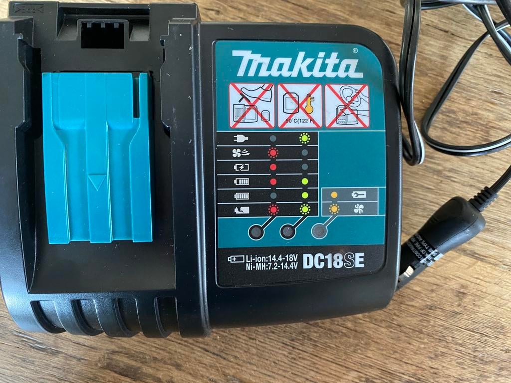 Makita LXT accu oplader voor auto DC18SE, Ophalen, Zo goed als nieuw