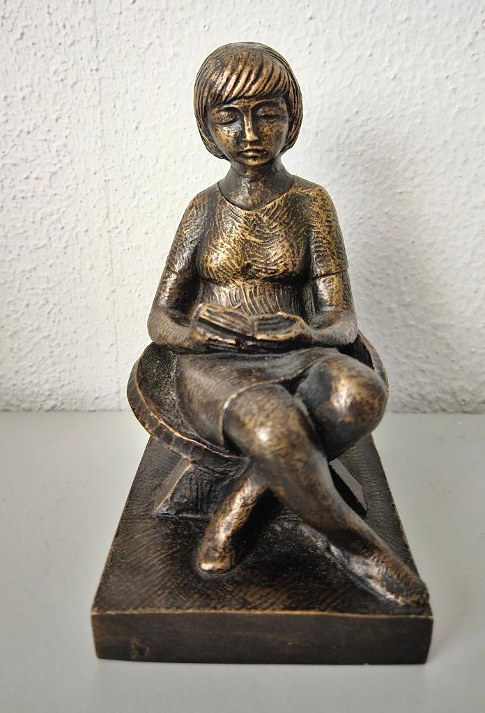 Gesigneerd bronzen beeldje van een lezende (jonge) vrouw, Antiek en Kunst, Ophalen, Minder dan 20 cm, Brons, Op sokkel