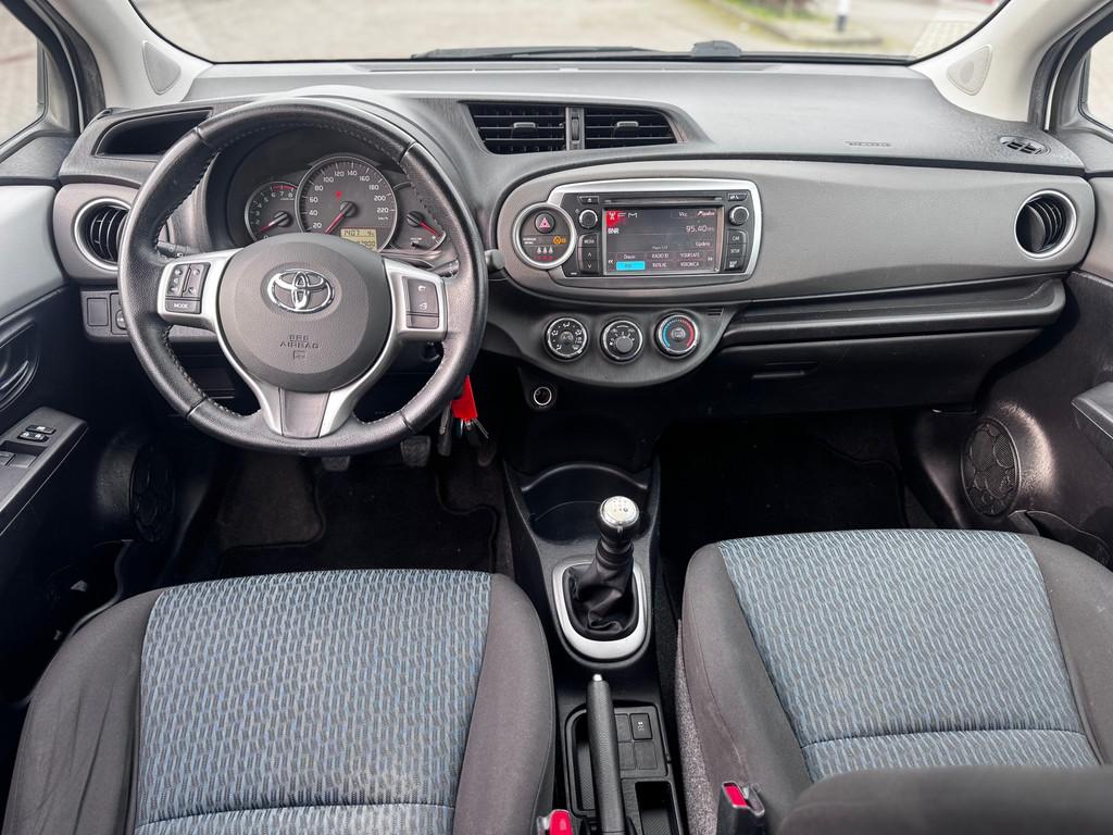 Toyota Yaris 1.0 VVT-i Aspiration-Airco-Camera-Trekhaak-Nap, Auto's, Toyota, Stof, Wit, Origineel Nederlands, Bedrijf