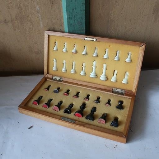 Schaakstukken reisset schaakset hout in kist origineel, Hobby en Vrije tijd, Gezelschapsspellen | Bordspellen, Gebruikt, Reisspel
