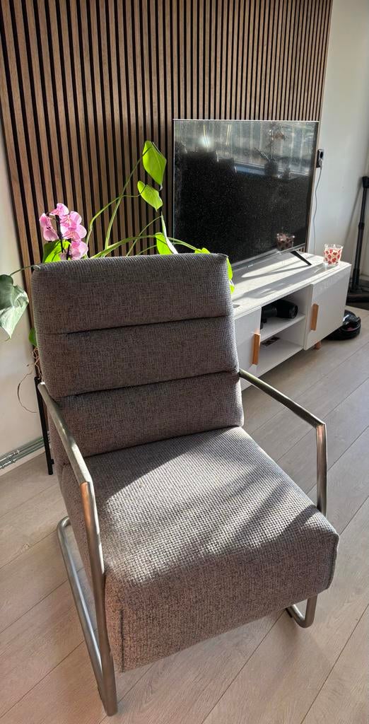 grijze fauteuil met metalen frame, Huis en Inrichting, Fauteuils, Ophalen, Gebruikt, 75 tot 100 cm, Metaal