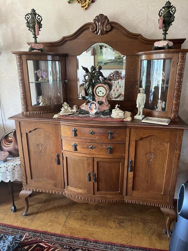 Houten kast met spiegel en vitrinekastjes, Ophalen