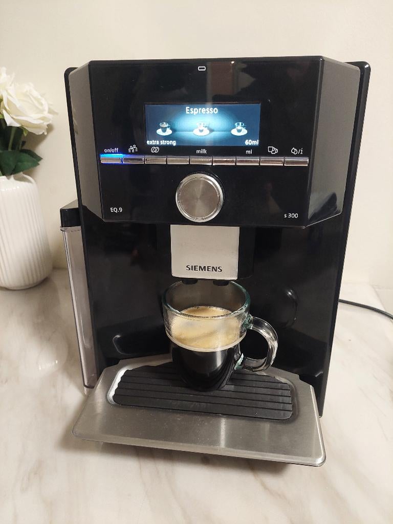 Te koop siemens eq9 koffiemachine, Gebruikt, Koffiemachine, Ophalen of Verzenden, Afneembaar waterreservoir