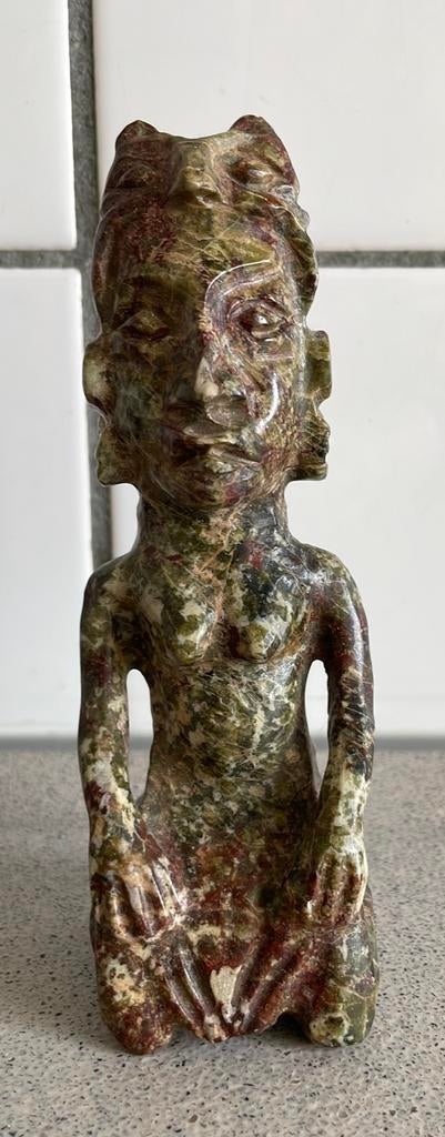 Prachtig beeld speksteen vrouw gehurkt, Ophalen of Verzenden, Zo goed als nieuw, Mens