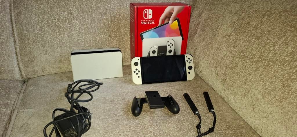 Nintendo Switch OLED met doos z.g.a.n, Spelcomputers en Games, Ophalen of Verzenden, Zo goed als nieuw, Met 1 controller, Switch OLED