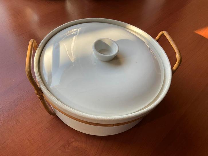 ARABIA schaal met deksel en rotan houder /wit, diam.20.0cm, Huis en Inrichting, Keuken | Potten en Pannen, Zo goed als nieuw, Overige materialen