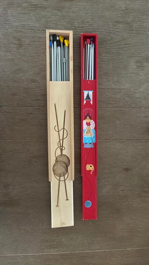 Twee breinaalden kokers vol breinaalden, Ophalen of Verzenden, Breien, Naald