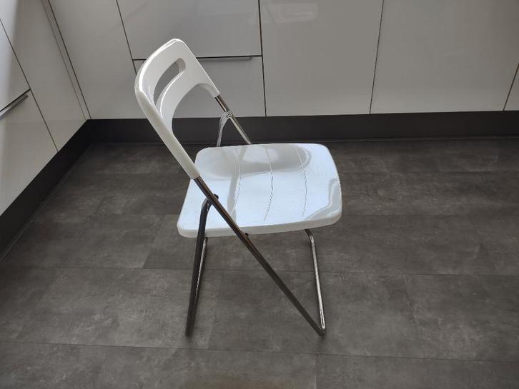 Ikea klapstoel Nisse wit, Huis en Inrichting, Stoelen, Gebruikt, Vier, Kunststof, Metaal, Wit, Ophalen