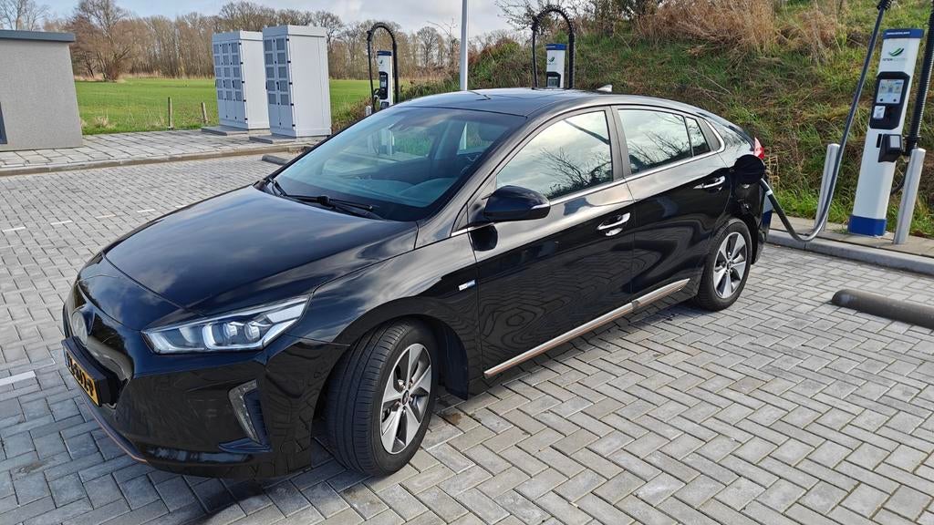 Hyundai IONIQ EV Premium. Dealer onderhouden. Veel opties., Auto's, Hyundai, 265 min, 23 min, Zwart, Origineel Nederlands