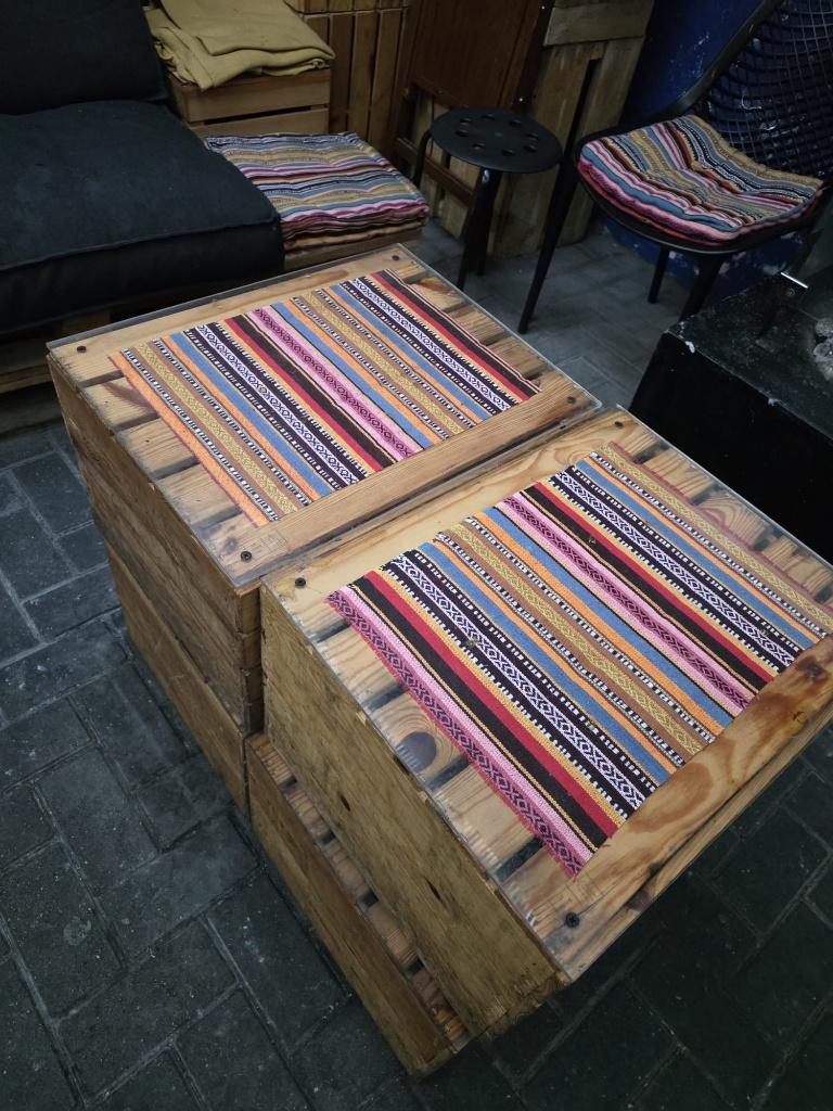 2 Palletbanken inclusief kussens en tafeltjes, Ophalen, Gebruikt, Hout